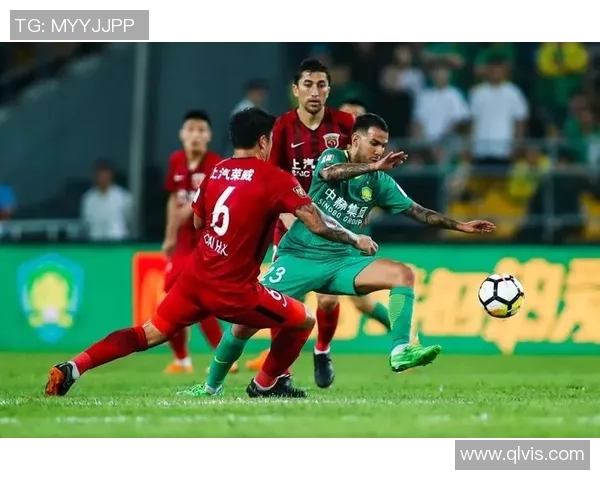 国足迎战中国香港激情对决海报展现足球魅力与团结精神